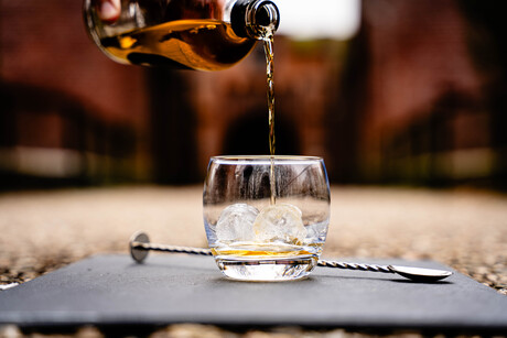 Gouden Elixir: Een Moment van Pure Verfijning