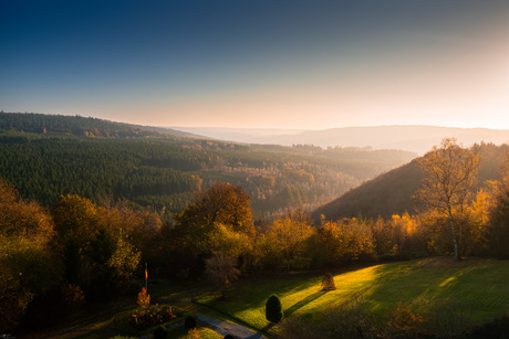 Zonsondergang op de rollende heuvels van de ardennen