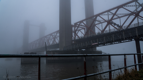 Spijkenisse brug in de mist 