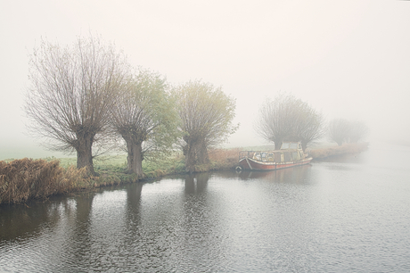 Fotogenieke boot in de mist