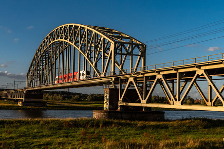 Laatste zonnestralen op de zijkant van de spoorbrug