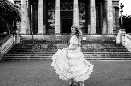 Runaway bride in Paris