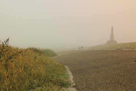 De stenenman in de mist.