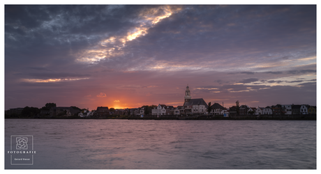 Onverwachte zonsondergang boven Lekkerkerk