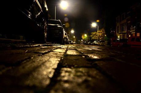 's nachts in een straat