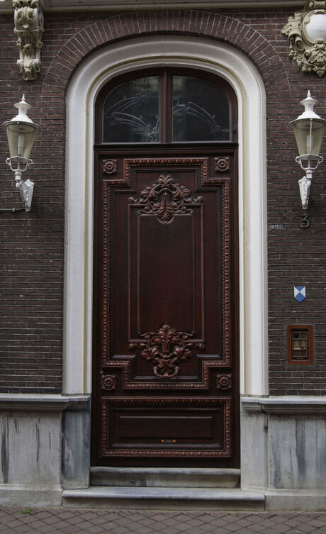 fraai bewerkte deur in Roermond