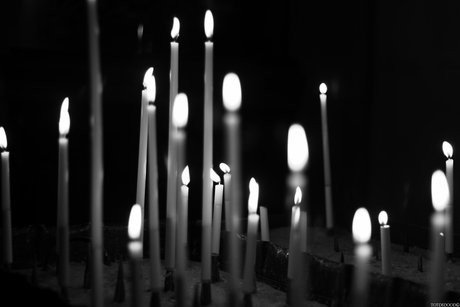 Kaarsen in het duister