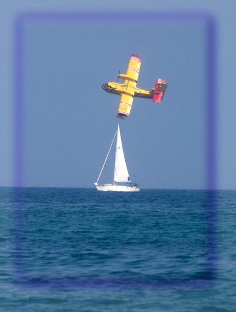 Blusvliegtuig met zeiljacht