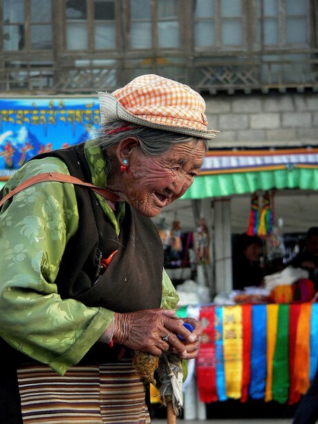 Oude vrouw in Lhasa, Tibet