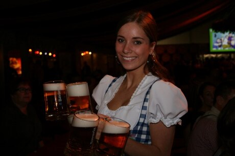 Kelnerin Oktoberfest AR