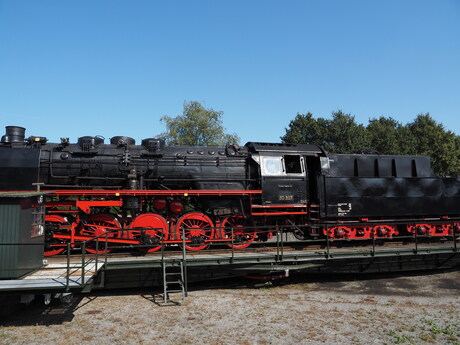 Locomotief op draaischijf