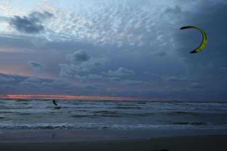 Kite surfen bij zonsondergang