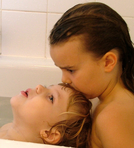 Zusjes in bad