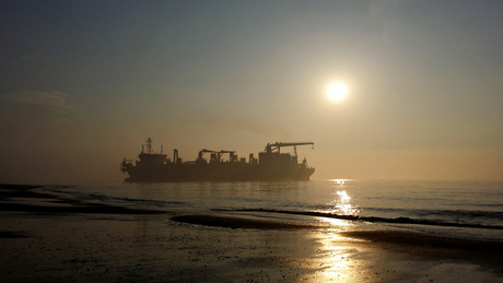 Baggerschuit aan de kust