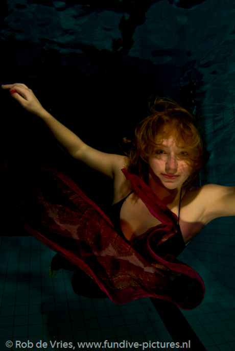 Yvonne met sjaal, model onderwater