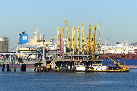 P1300620   Caland kanaal   Steiger  LOS armen  Onderhoud  tbv  Tankers  7 april 2026  