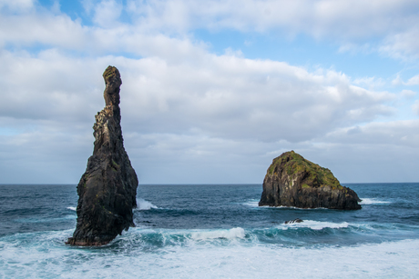 Rotsformatie in de oceaan bij Madeira