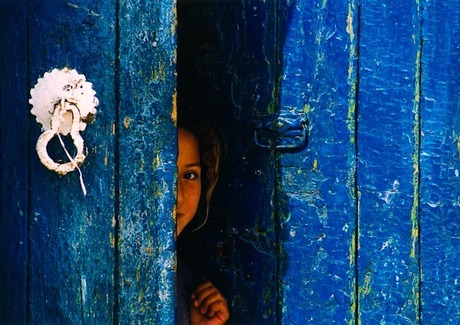 Meisje achter blauwe deur