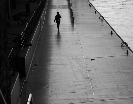 alleen onderweg naar huis