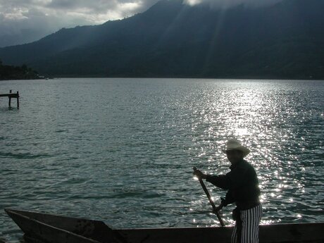 Visser op meer van Atitlan