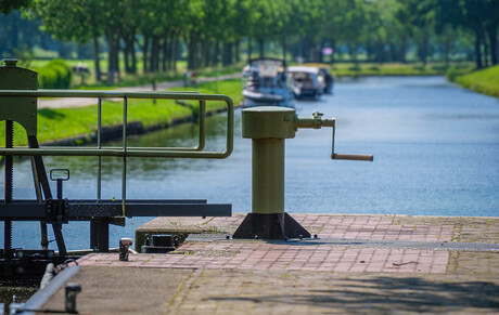 wachten voor de sluis