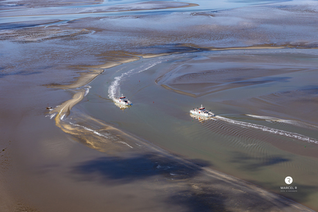 Luchtfoto wadden met Wagenborg schepen 