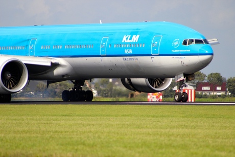 KLM 777-300ER Reversing down Polderbaan.