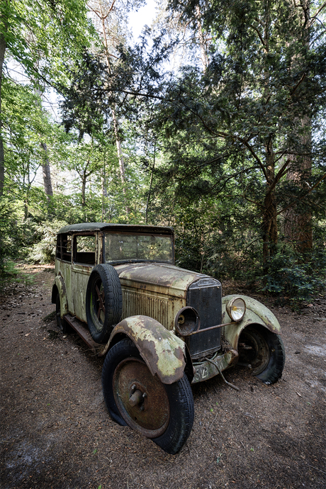 Oude auto in de bossen