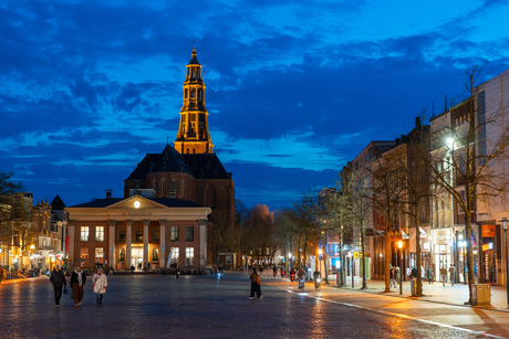 Vismarkt onder avondlucht