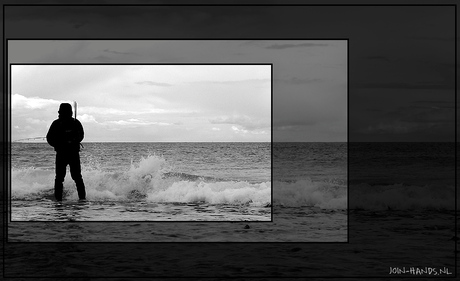 Eenzaam met kletsende golven