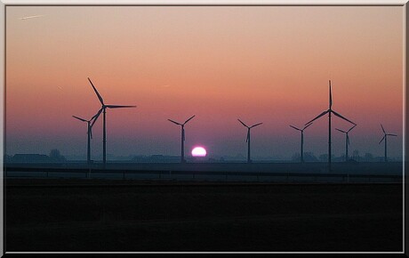 Zonsondergang op windmolenpark