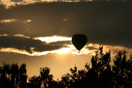 luchtballon in avondzon