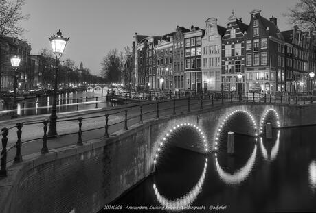 Amsterdamse grachtenpanden in zwart-wit