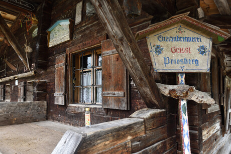 Priesberg Enzian-Brennhütte. 