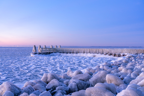 Het bevroren IJsselmeer