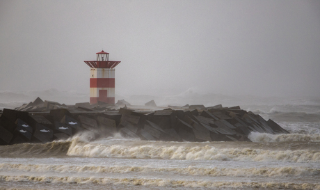Noordelijk havenhoofd van Scheveningen tijdens de storm Eunice