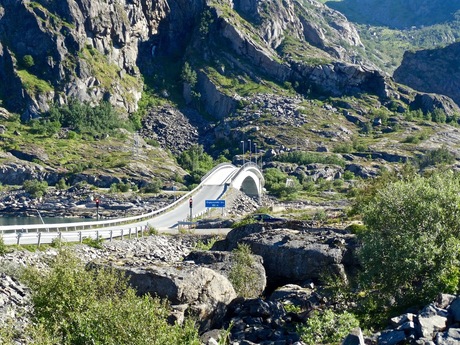 De ruige natuur en het contrast met die mooie brug