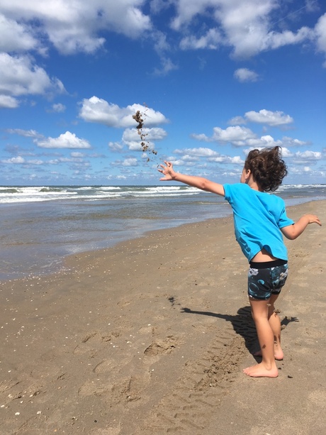 Zand naar de zee gooien