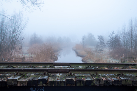 Oude spoorweg in de mist.