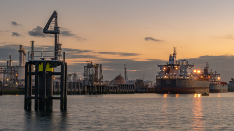 Zonsondergang in rotterdamse haven