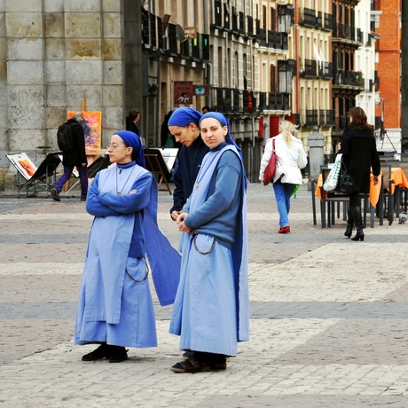 Drie nonnen op kruispunt