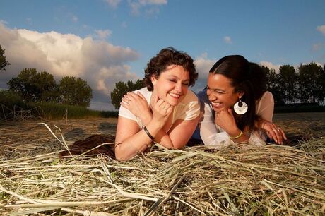 Vriendinnen in het gras