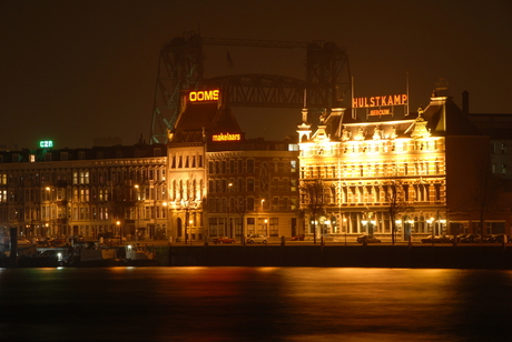 Oude Willemsbrug bij nacht