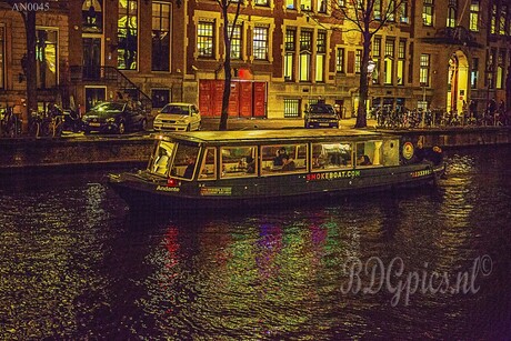 Rondvaartboot Amsterdam bij nacht