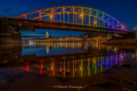 De Wilhelminabrug liet zijn prachtige regenboogkleuren weer zien!