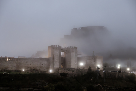 Avondzicht op mistig Morella