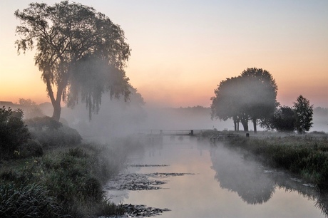 Nevelige zonsopkomst