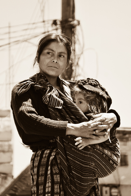 Vrouw met kind in Guatemala