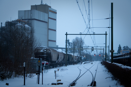 Station Barneveld met sneeuw