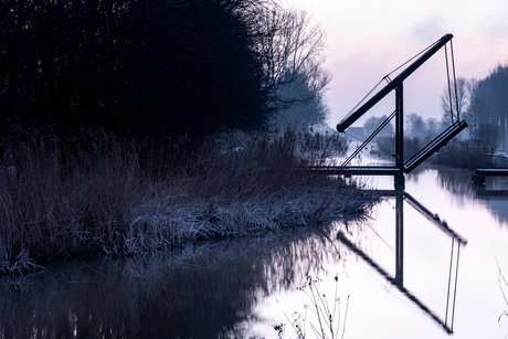 Brug bij Noord AA voor zonsopkomst